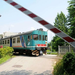 Auto in panne vicino al passaggio a livello a Valdengo, i Carabinieri fanno viabilità
