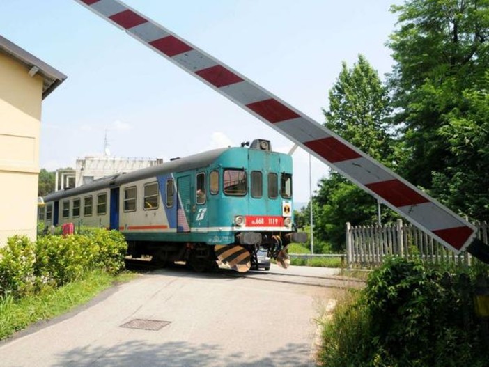 Auto in panne vicino al passaggio a livello a Valdengo, i Carabinieri fanno viabilità Auto in panne vicino al passaggio a livello a Valdengo, i Carabinieri fanno viabilità