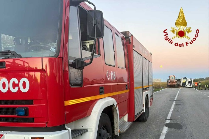 Autoarticolato capovolto a Trino, autista in ospedale Autoarticolato capovolto a Trino, autista in ospedale