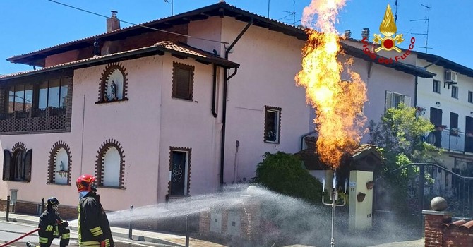 Castelletto Cervo, perdita dalla valvola di un serbatoio di GPL: in corso bonifica in torcia FOTO e VIDEO