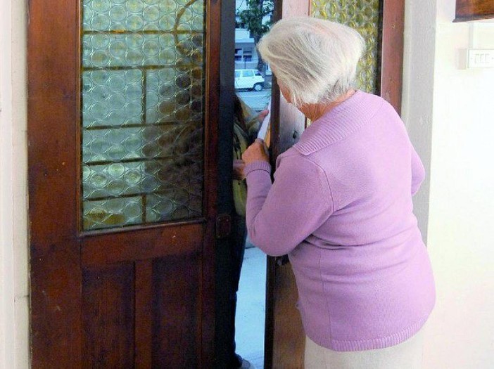 Controlli per l’acqua potabile, il monito: “Non fate entrare sconosciuti, è una truffa” (foto di repertorio)