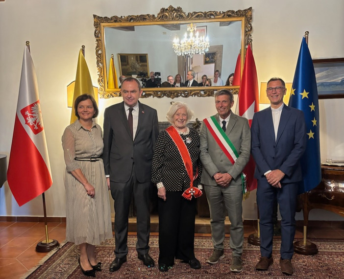 Da Pollone a Roma, nel segno di Pier Giorgio Frassati. Nella foto l'Ambasciatore della Repubblica di Polonia presso la Santa Sede Adam Kwiatkowski, Wanda Gawrońska, il Sindaco di Pollone Paolo Tha e don Luca Bertarelli, insieme agli altri rappresentanti presenti alla cerimonia. Da Pollone a Roma, nel segno di Pier Giorgio Frassati. Nella foto l'Ambasciatore della Repubblica di Polonia presso la Santa Sede Adam Kwiatkowski, Wanda Gawrońska, il Sindaco di Pollone Paolo Tha e don Luca Bertarelli, insieme agli altri rappresentanti presenti alla cerimonia.