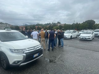 Biella, tassisti torinesi in Comune: stop agli NCC che sconfinano FOTO e VIDEO