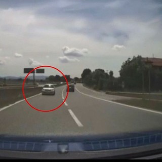 Auto contromano sulla Torino-Caselle: sfiorato il frontale, paura in direttissima