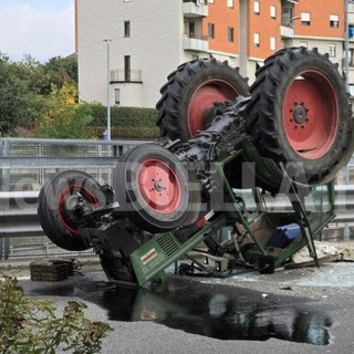 Violento scontro a Biella, trattore si ribalta sulla strada: soccorsi in campo (foto e video di Giacomo Chiarini in esclusiva per newsbiella.it)