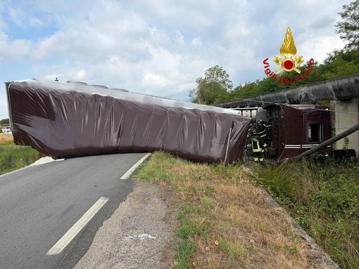 Autoarticolato si ribalta sulla San Giacomo di Masserano-Rovasenda: estratto un uomo Autoarticolato si ribalta sulla San Giacomo di Masserano-Rovasenda: estratto un uomo