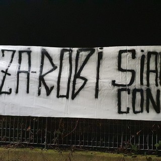 "Forza Robi siamo con te": striscione degli Ultras Biella fuori dall'ospedale di Biella, foto pagina social fb Ultras Biella 1973
