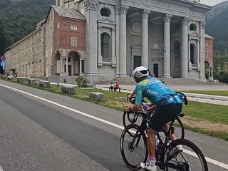 Everesting Biella via Ivrea-Oropa in bici, Antonio Urso sale 11 volte in 20 ore: “L'uomo non sfida la montagna: sfida se stesso"