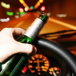 74 enne della Valle Elvo alla guida con il tasso alcolemico oltre il doppio del limite, via la patente