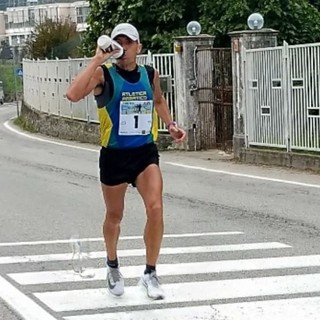 Running: Velatta primo alla 100 km delle Alpi con un tempo da record