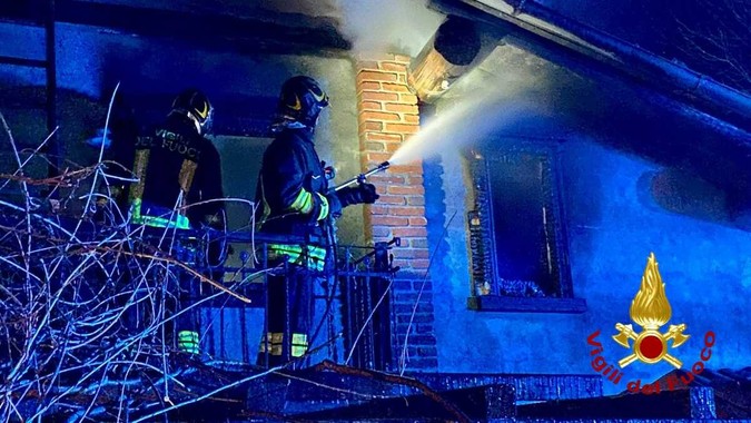 Fiamme dal camino distruggono il tetto di una casa a Netro