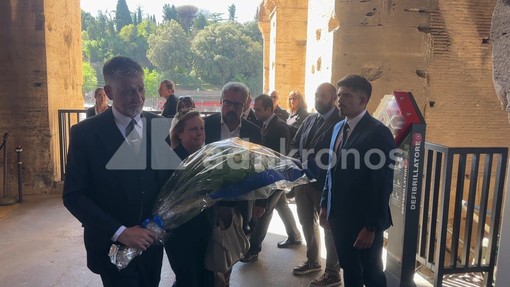 Colosseo, Giuli depone una corona di fiori per l'operaio morto Colosseo, Giuli depone una corona di fiori per l'operaio morto