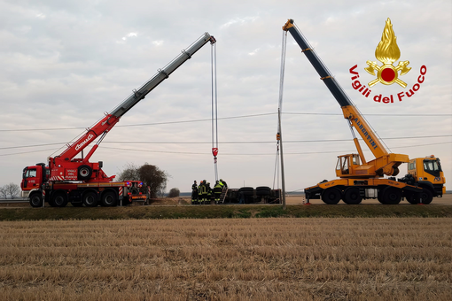 Dal Nord Ovest – Tir si ribalta fuori strada, in campo i Vigili del Fuoco con l'autogrù