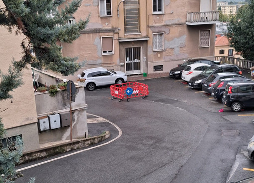 Biella, buca in via Costanzo: "Transenne da tre mesi, quando verrà ripristinata la strada?"