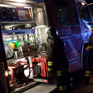 Il fuoco nel cuore della notte: incendio in una casa a Muzzano, due persone in ospedale - Foto di repertorio