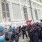 Cortei a Torino, manifestanti cercano di forzare il blocco: le cariche della polizia Cortei a Torino, manifestanti cercano di forzare il blocco: le cariche della polizia