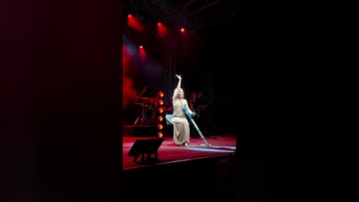 Noemi riprende il tour dopo l'incidente, l'arrivo sul palco con le stampelle: "Mi è mancato cantare" Noemi riprende il tour dopo l'incidente, l'arrivo sul palco con le stampelle: "Mi è mancato cantare"