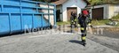 Allarme a Valdilana: escavatore prende fuoco sopra un container, evitati danni maggiori (foto di Mauro Benedetti per newsbiella.it)
