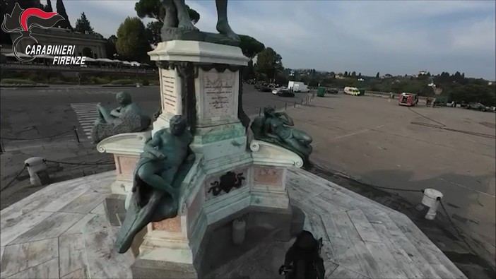 Bombola di gas sotto la copia del David a Firenze, il video delle operazioni degli artificieri