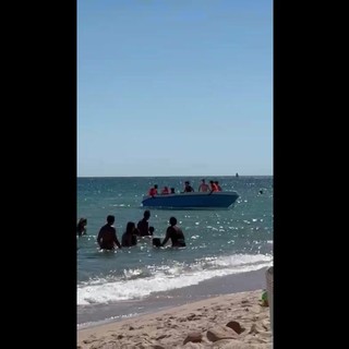 Migranti verso spiaggia, respinti dai bagnanti a Santa Margherita di Pula