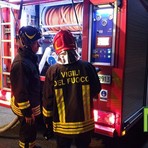 Cassonetto della carta in fiamme a Biella al Gorgomoro, foto archivio