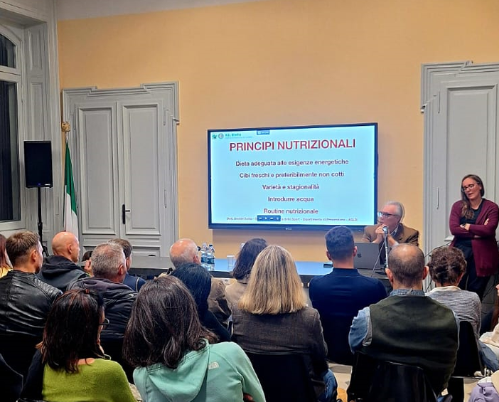 Valdilana, grande interesse per la serata dedicata alla nutrizione e integrazione nello sport giovanile (foto dalla pagina Facebook di Comune di Valdilana) Valdilana, grande interesse per la serata dedicata alla nutrizione e integrazione nello sport giovanile (foto dalla pagina Facebook di Comune di Valdilana)