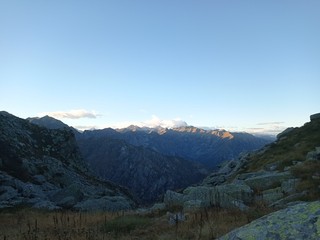 Valle Cervo, amara sorpresa nel ritorno agli alpeggi: l’inciviltà raggiunge l’alta quota