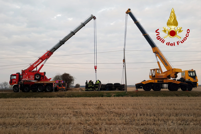 Dal Nord Ovest – Tir si ribalta fuori strada, in campo i Vigili del Fuoco con l'autogrù