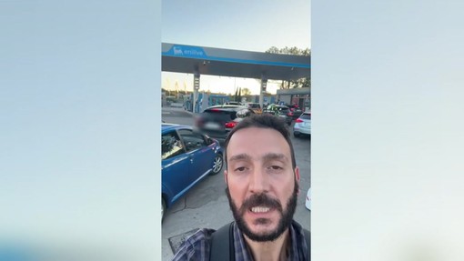 Tetto al prezzo Eni e file ai distributori, la coda a via Cristoforo Colombo a Roma Tetto al prezzo Eni e file ai distributori, la coda a via Cristoforo Colombo a Roma