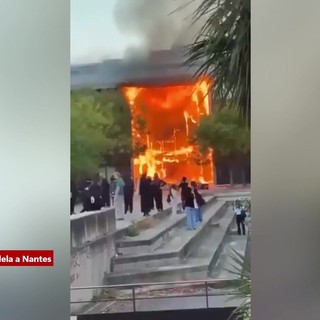 Proteste degli studenti in Francia, le immagini dei licei in fiamme