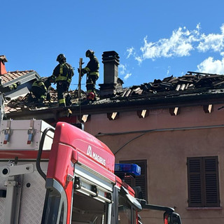 Incendio tetto a Sordevolo, in corso le operazioni di bonifica