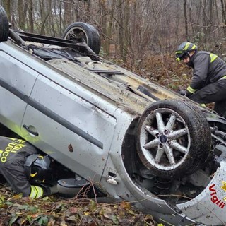Auto si ribalta fuori strada, soccorso un uomo