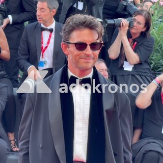 Venezia 2026, tutti pazzi per il visconte di 'Bridgerton' Jonathan Bailey Venezia 2026, tutti pazzi per il visconte di 'Bridgerton' Jonathan Bailey