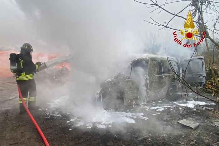 Dal Nord Ovest - Furgone avvolto dalla fiamme, incendio sulla SP31 bis