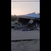 Terremoto in Indonesia, il palazzo si sbriciola in pochi secondi Terremoto in Indonesia, il palazzo si sbriciola in pochi secondi