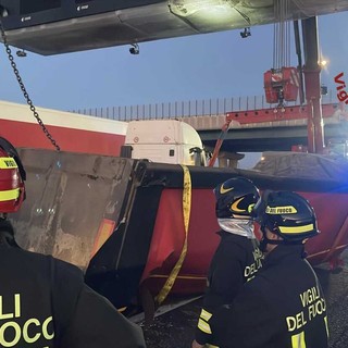 Dal Nord Ovest - Incidente in A4: cassone di un tir incastrato in una zona di lavori