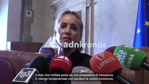 Sharon Stone a Trump: "La dignità non è un algoritmo, sii la persona di cui una madre andrebbe fiera" Sharon Stone a Trump: "La dignità non è un algoritmo, sii la persona di cui una madre andrebbe fiera"