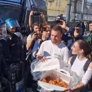 Cortei Napoli, manifestanti offrono cornetti e sfogliatelle ai poliziotti: "Ci tutelano" Cortei Napoli, manifestanti offrono cornetti e sfogliatelle ai poliziotti: "Ci tutelano"