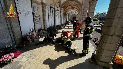 Dal Nord Ovest - Cade in un loculo al cimitero, soccorso dai Vigili del Fuoco