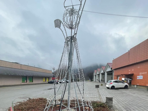 Vandali in azione anche a Pray, danni all'Angelo della Pro Loco: “Non si ripeta più” (foto dalla pagina Facebook di Pro Loco Pray)