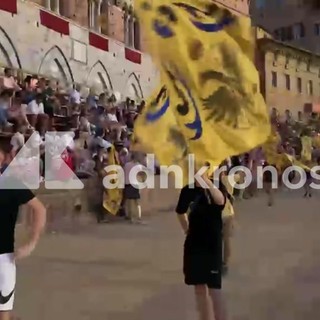Palio di Siena, Aquila trionfa dopo 34 anni: i festeggiamenti in piazza del Campo