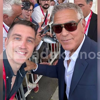 Prende due settimane di ferie per scattarsi selfie con le star, a Venezia 2026 c'è "l'acchiappavip"