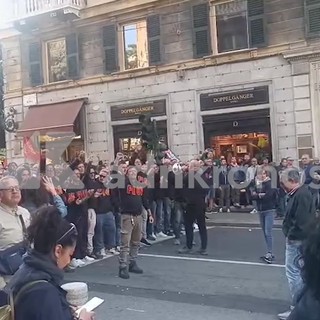 Ex Ilva, i cori di protesta degli operai all'arrivo a Genova di Piantedosi Ex Ilva, i cori di protesta degli operai all'arrivo a Genova di Piantedosi