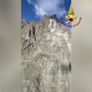Frana si stacca dal Monviso, le immagini del sorvolo dei vigili del fuoco dopo il crollo Frana si stacca dal Monviso, le immagini del sorvolo dei vigili del fuoco dopo il crollo
