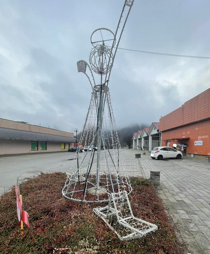 Vandali in azione anche a Pray, danni all'Angelo della Pro Loco: “Non si ripeta più” (foto dalla pagina Facebook di Pro Loco Pray)