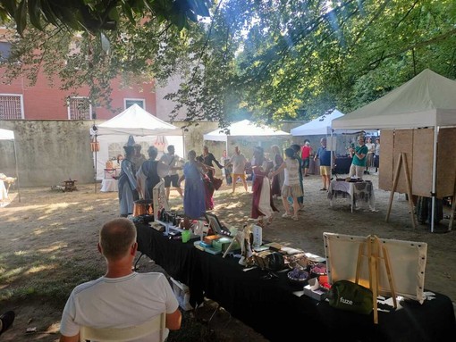 Artigianato, danze e tradizioni: a Cavaglià il mercatino celtico richiama visitatori anche da fuori provincia (foto di Roberto Canova) Artigianato, danze e tradizioni: a Cavaglià il mercatino celtico richiama visitatori anche da fuori provincia (foto di Roberto Canova)