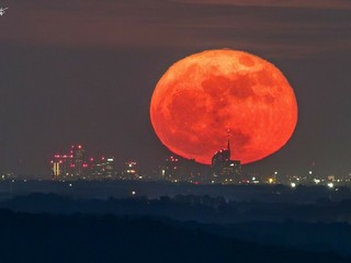 La Luna Rossa che attraversa lo skyline di Milano è nata sulle alture di Nebbiuno FOTO Valerio Minato La Luna Rossa che attraversa lo skyline di Milano è nata sulle alture di Nebbiuno FOTO Valerio Minato