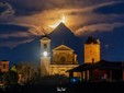 La Luna Rossa che attraversa lo skyline di Milano è nata sulle alture di Nebbiuno FOTO Valerio Minato La Luna Rossa che attraversa lo skyline di Milano è nata sulle alture di Nebbiuno FOTO Valerio Minato