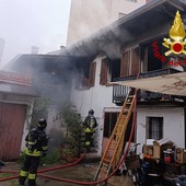 Fiamme in un’abitazione, arrivano i Vigili del Fuoco Fiamme in un’abitazione, arrivano i Vigili del Fuoco