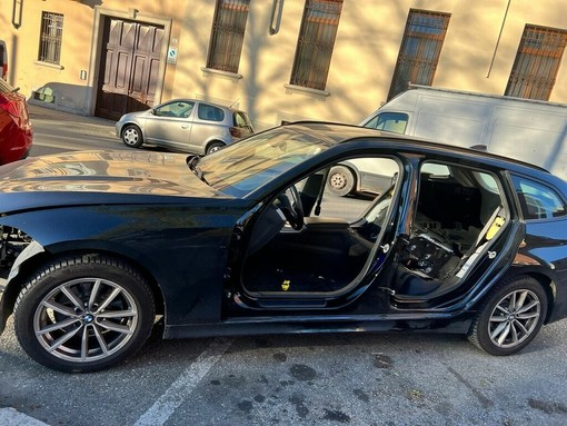 Dal Nord Ovest - Auto senza portiere e sedili, smontato anche un motorino
